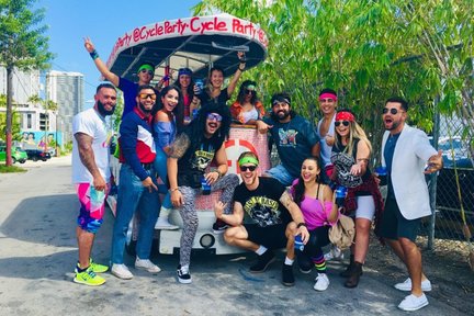 Wynwood Happy Hour Bar Crawl Experience in Miami