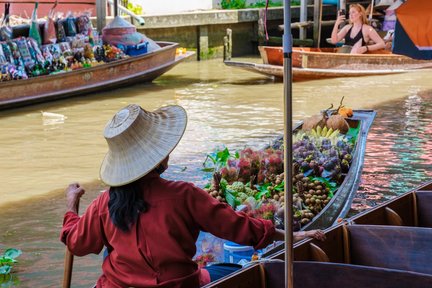 Privater Autocharter: Damnoen Saduak Floating Market, Maeklong Railway Market und Asiatique Halb- oder Ganztagestour