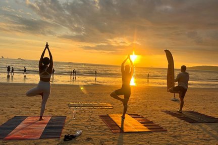 Kelas Sunset Yoga Balance di Krabi