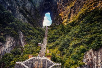 Visite du parc forestier national de Zhangjiajie Tianmenshan (comprenant le forfait téléphérique + transfert depuis la ville + le plus long téléphérique du monde + l'avenue Tongtian à 99 virages + la grotte de Tianmen + la route de planches de verre)