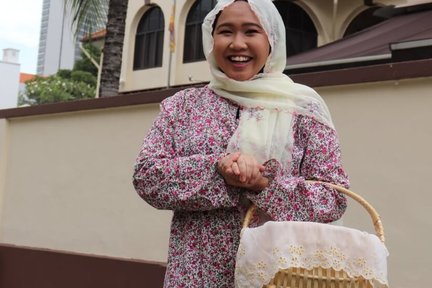 Aminah lors de la tournée théâtrale de Kampong Glam