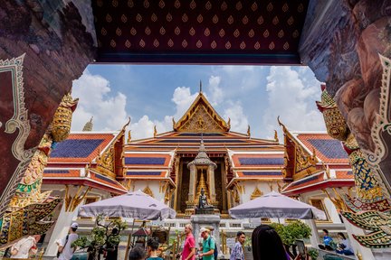 Grand Palace & Emerald Buddha Half Day Walking Tour dari Bangkok 