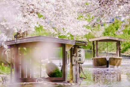 [Kyoto Food, Cherry Blossom Boat Slow Travel] Sakura Tunnel Ten-Stone Boat Rafting (Guaranteed Ticket Included) & Century-old Shop Udon Kaiseki Roasting & Kyoto Ancient Street Strolling Tour