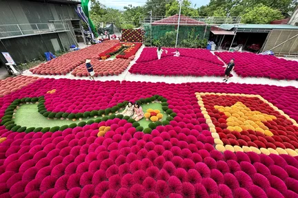 Incense Quang Phu Cau Village & Handicraft Village Tour