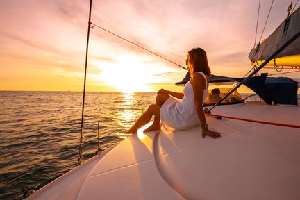 Promthep-Abendessen bei Sonnenuntergang auf einer Katamaran-Yacht von Chic Chic Travel