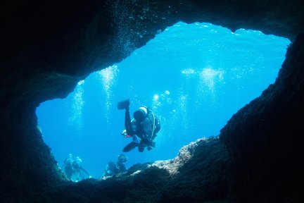 Expérience de plongée sous-marine et de plongée en apnée à Onna Village Blue Cave