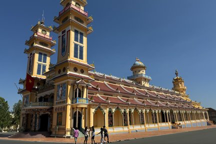 Cu Chi Tunnel, Cao Dai Temple Full Day Tour dengan Ba Den Mountain Opsional