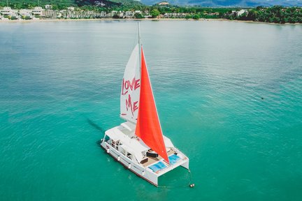 Excursión en catamarán en yate a la isla Coral o Racha desde Phuket