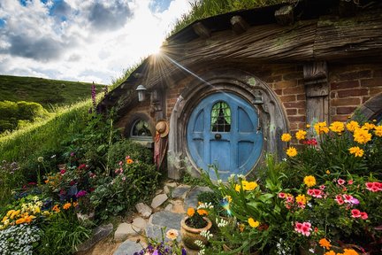 Hobbiton and Waitomo Caves Full Day Tour from Auckland