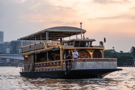 Esperienza di crociera con cena privata lungo il fiume Chao Phraya dal molo Tha Maharaj