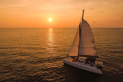 Paseo en catamarán al atardecer por Promthep Cape y Nui Beach con cena desde Phuket