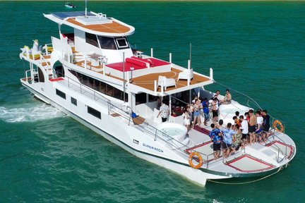 Premium Sunset Cruise & Makan Malam dengan Kapal Layar di Langkawi