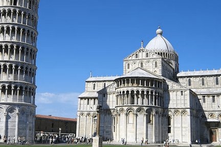 Masuk Langkau Barisan ke Menara Condong Pisa di Italy