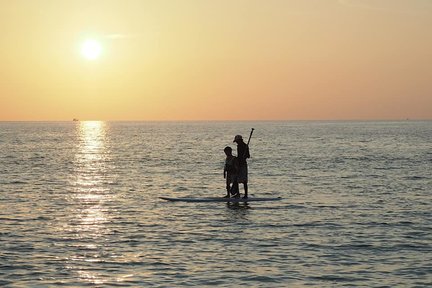 Kursus Meluncur oleh Beyond Surf Kata Phuket