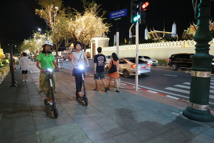 E-Scooter-Nachttour mit lokalem Streetfood