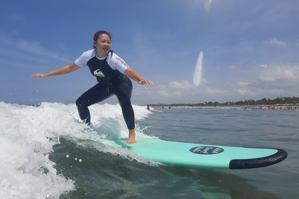 Expérience de surf à Kuta Beach Bali par AAA Surf