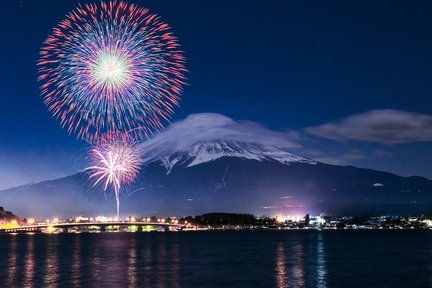 Saiko Iyashi-no-Sato Nenba & Lake Kawaguchi Firework Tour from Tokyo