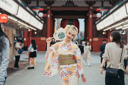 Noleggio Kimono e Yukata presso Kimono Miyabi nella filiale principale di Tokyo Asakusa