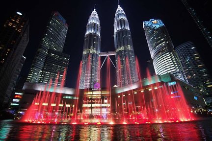 Visite nocturne de Kuala Lumpur avec entrée à la tour KL et spectacle de la fontaine d'eau