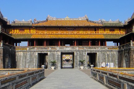 Tour de día completo por la bahía de Lang Co y la ciudad de Hue