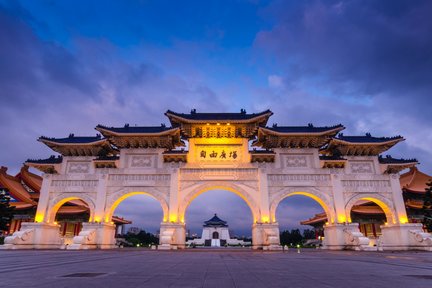 Night tour of famous sightseeing spots and bars in Taipei