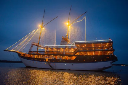 菲尼斯帆船晚餐巡游 (Sailor Dinner Cruise by Phinisi Cruise)