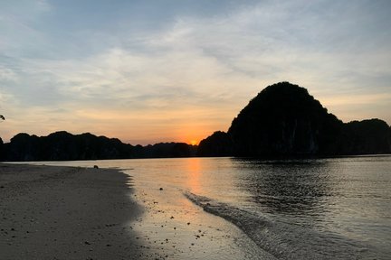 ทัวร์พายเรือคายัคชมพระอาทิตย์ตกและแพลงก์ตอนเรืองแสงยามค่ำคืนจากกั๊ตบา