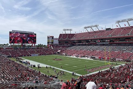 坦帕湾海盗队（Tampa Bay Buccaneers）在雷蒙德·詹姆斯体育场（Raymond James Stadium）的橄榄球比赛