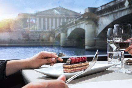 bateaux Parisiens セーヌ川ランチ＆ディナークルーズ