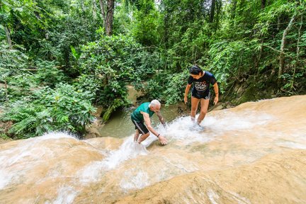 Kletterabenteuer am klebrigen Wasserfall in Chiang Mai