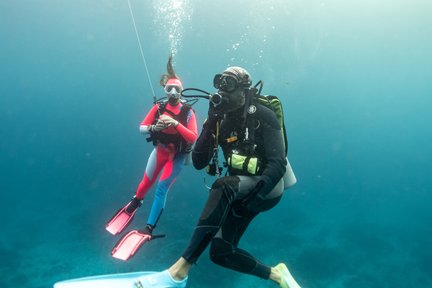 PADI 5* 中心在蓝梦岛进行高级潜水探险