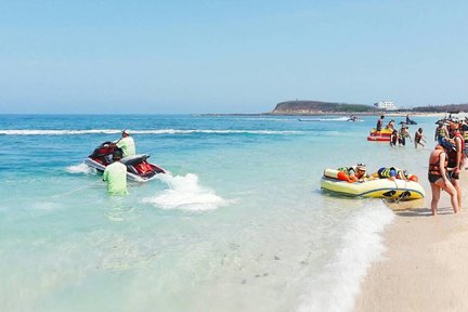 Boleto de barco de ida y vuelta a la isla de Penghu Jibei, alquiler de scooters y actividades acuáticas