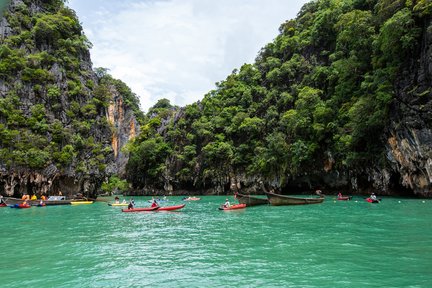 Tagestour zur James-Bond-Insel und zur Bucht von Phang Nga im Longtail-Boot mit Kanufahrt