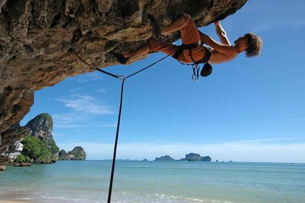 Khoá Học Leo Núi Ở Bãi Biển Railay