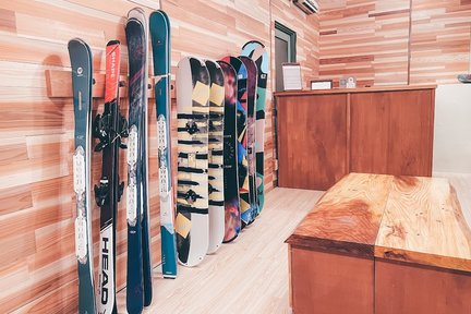 Ski- und Snowboard-Paketverleih in Hakuba