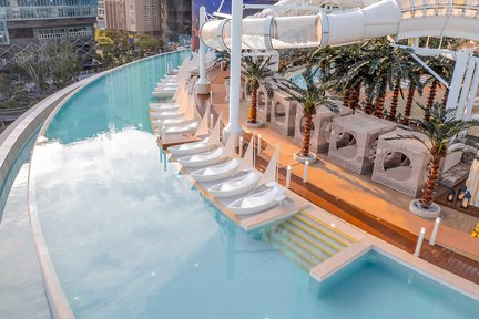 CLUBD OASIS Spa & Water Park Admission in Busan