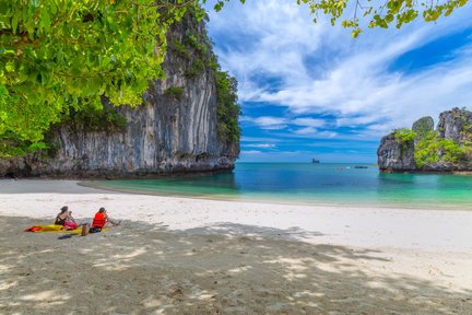 Hong Island Half Day Tour dengan Sunset BBQ Dinner oleh Longtail Boat