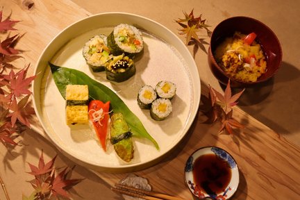 Osaka: Modern Vegetarian Sushi Cooking Class