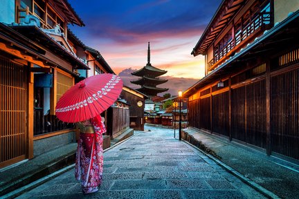 Tour guidato a piedi per piccoli gruppi della passeggiata notturna di Kyoto Gion - 3 ore