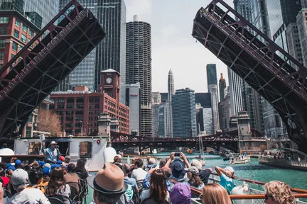 参加芝加哥建筑中心之旅，体验风景优美的河流巡游