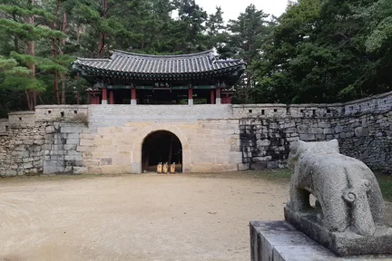 从首尔出发，前往闻庆和安东远足，探索联合国教科文组织世界遗产