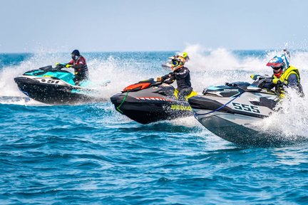 Divertidas actividades en moto acuática en la playa de Jomtien en Pattaya