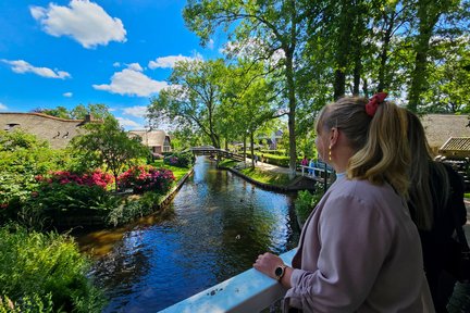 Giethoorn Day Tour with Cruise and Cheese Platter from Amsterdam 