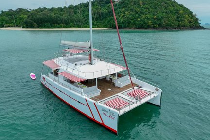 Lawatan Coral Island and Sunset Catamaran Yacht dari Phuket oleh Chic Chic Travel