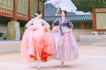 Sewa Hanbok dengan Gaya Rambut Korea di Hanboknam Gyeongbokgung