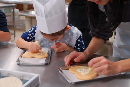 Lezione sulla preparazione dei biscotti Shiroi Koibito presso la fabbrica Shiroi Koibito