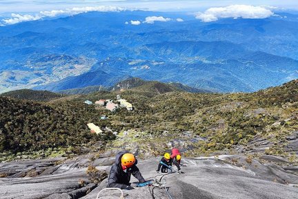 基纳巴卢山铁索攀岩体验