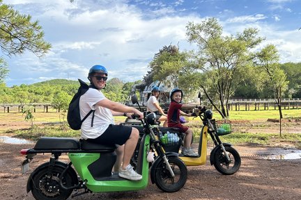 Hue Rural, Abandoned Water Park & City Day Tour dengan E-Bike