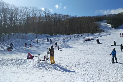 Kombiticket für das Skigebiet Noboribetsu Sanlaiva in Hokkaido