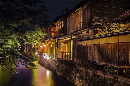 Nighttime Gion Tour with Kaiseki Meal in Kyoto (3 Hours)